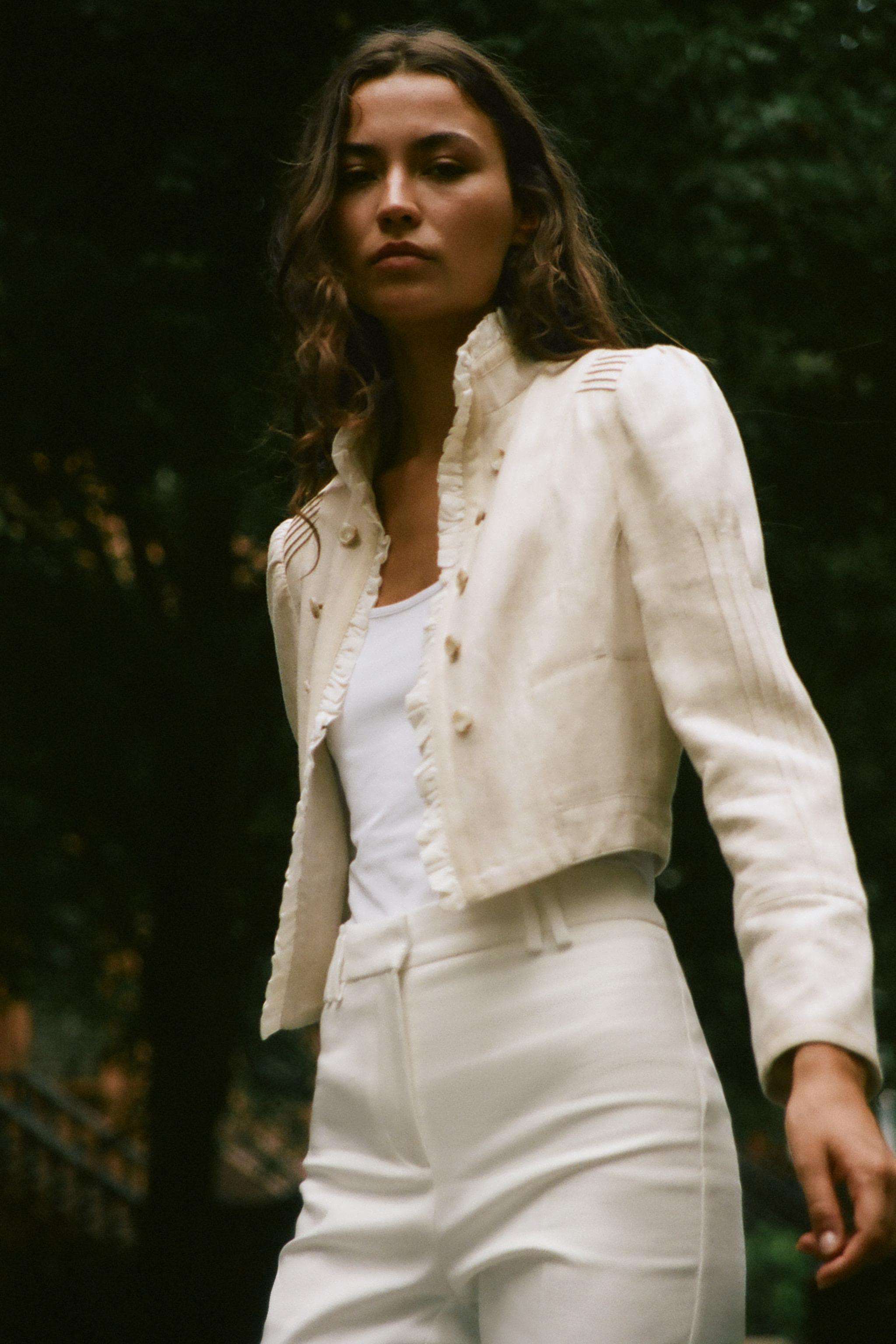 VESTE COURTE À VOLANTS